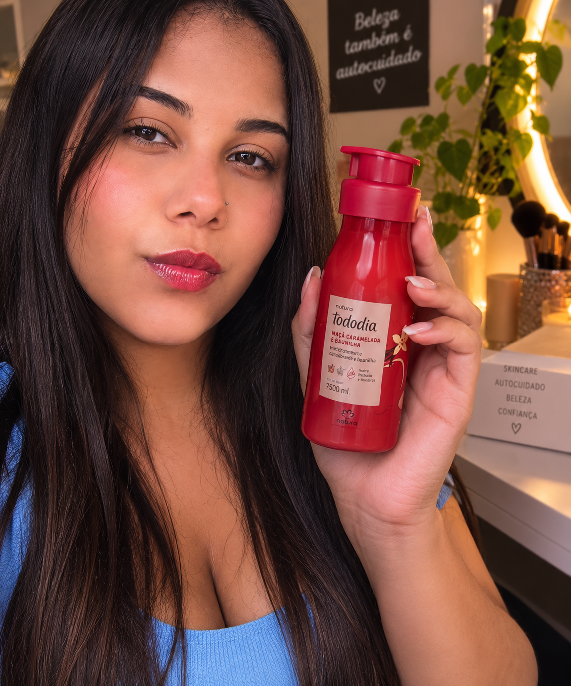 Maria Aparecida apresentando um produto de beleza